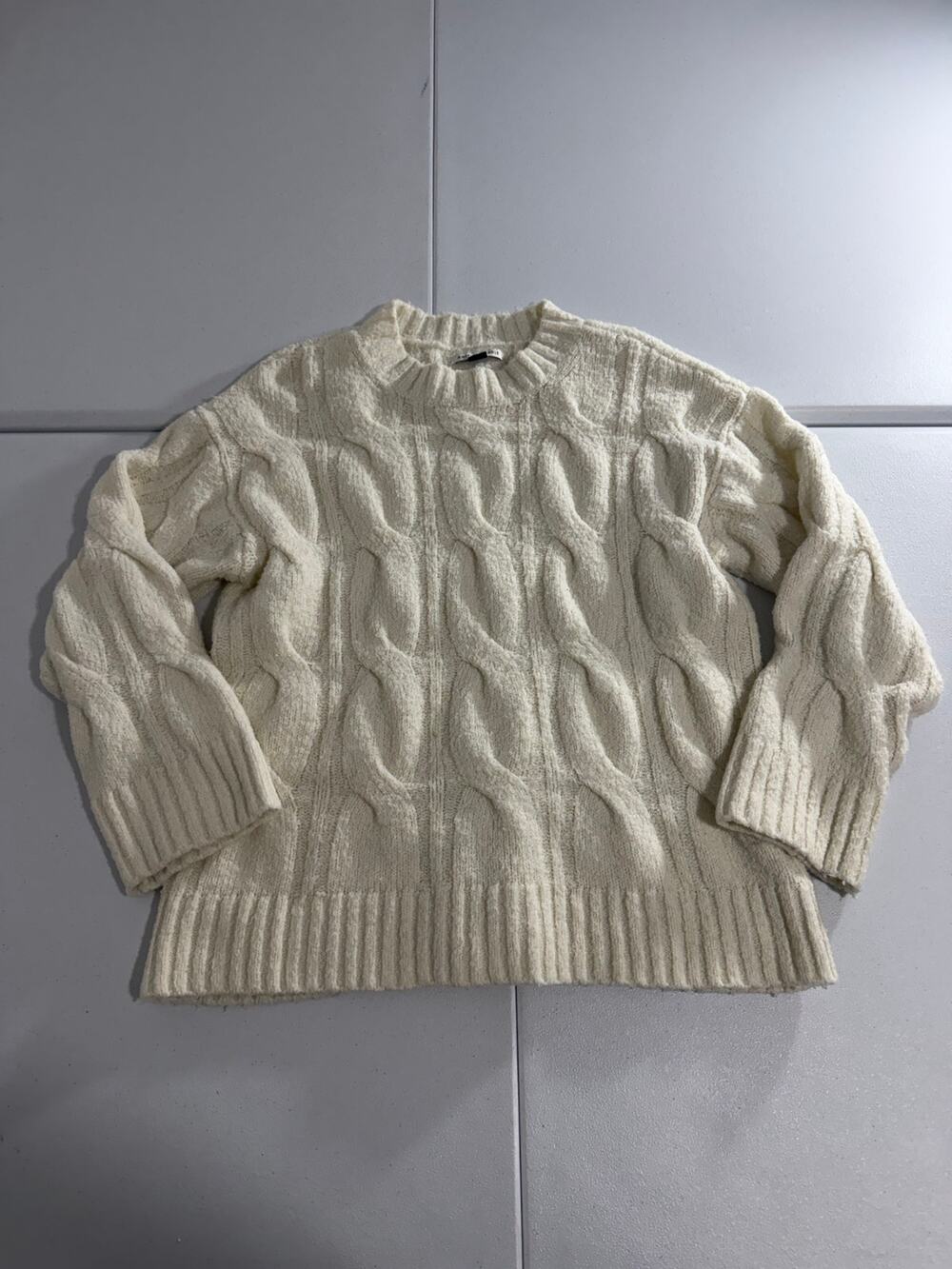 American Eagle Cream Chunky Cable Knit Sweater Size Medium Crewneck